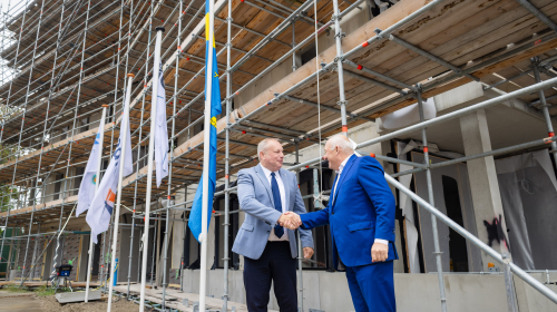 Twee heren schudden elkaar de hand