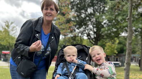 Oma en kleinkinderen eten een taartje bij Orjanjeplein in de Stationsbuurt