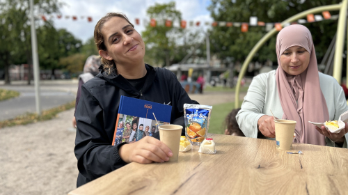 2 bewoonsters van de Stationsbuurt genieten van een bakkie koffie bij het Oranjeplein