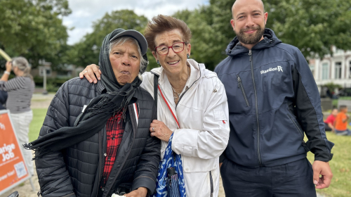 Twee oudere dames en de huismeester poseren voor de foto 