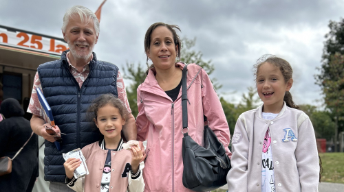 Vader, moeder en twee dochters komen een taartje eten bij de traktatiebus