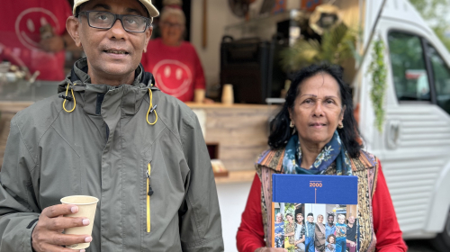 Zoon en moeder nemen een jubileumboek mee naar huis