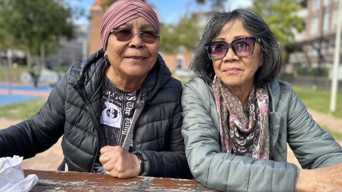 Twee dames genieten van het zonnetje op het Oranjeplein