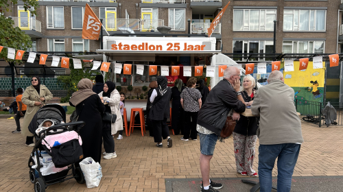 Bewoners in de rij bij de traktatiebus op Oranjeplein, Transvaal