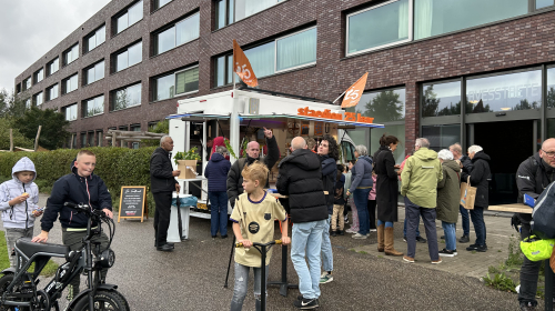drukte bij de traktatiebus in Ypenburg