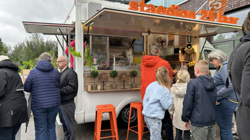 in de rij voor een taartje bij de traktatiebus