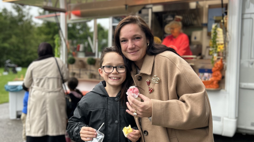 moeder en zoon voor de traktatiebus