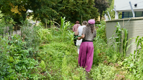 Drie vrouwen lopen op een rij in de tuin
