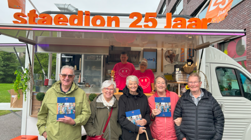 vijf buren op een rij voor de traktatiebus