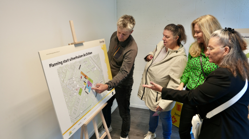 Vier mensen kijken naar de kaart van het gebied DGZ