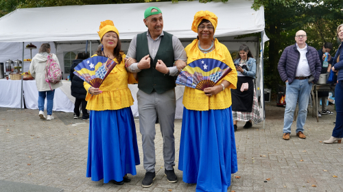 Ben met twee dames op het feest