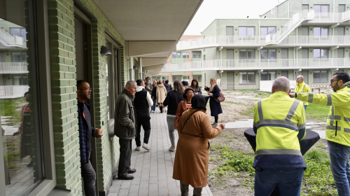 Veel mensen kijken naar de binnentuin aan het Zicht