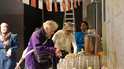 Bewoners nemen een bakkie koffie en een taartje