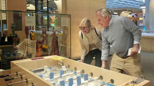 Buren Ad en Saskia bekijken samen een spel in het Museon