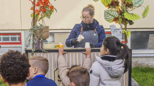 Kinderen halen limonade bij kar op festival de betovering