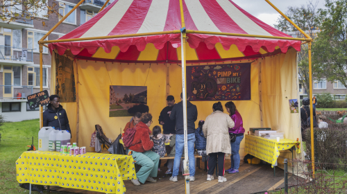Kinderen pimpen hun fiets tijdens festival De Betovering
