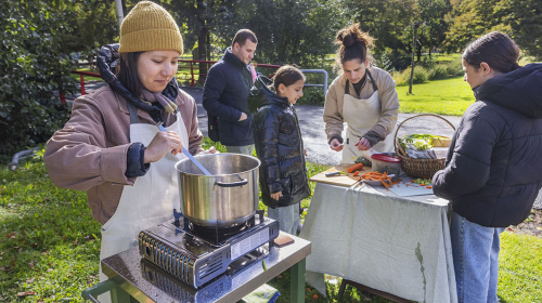 Samen soep maken in het Melis Stokepark met ingrediënten uit de natuur