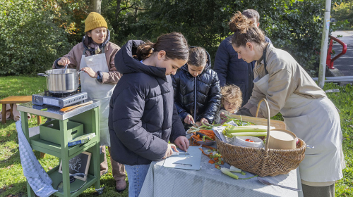 Samen soep maken en opeten met buurtbewoners