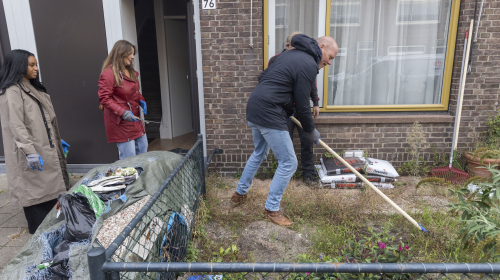 Opknappen tuinen Kom Loosduinen vrijwilligers aan de slag