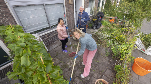 Opknappen tuinen Kom Loosduinen vrijwilligers aan de slag