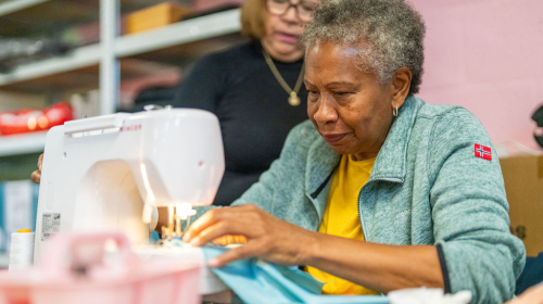 Een dame in het naaiatelier 