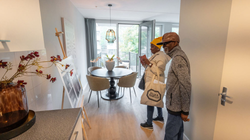 Een echtpaar kijkt in de modelwoning