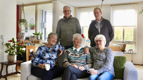 Vijf buren uit Ypenburg samen op de bank