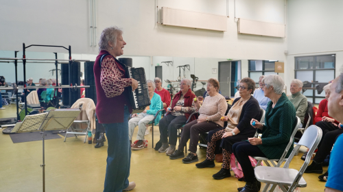 Orkestleider Fredrike dirigeert het koor