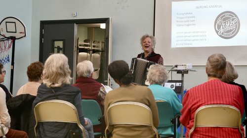 Orkerstleider Fredrike staat voor het 20-koppige koor