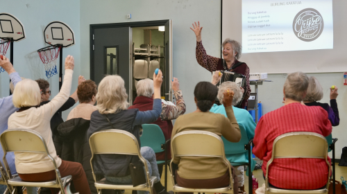 Het koor doet enthousiast mee