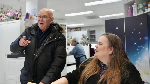 Oudere buurtbewoner en Naomi in gesprek bij Lichtpuntjes