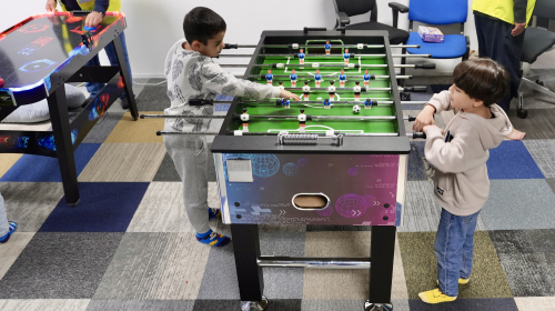 Kinderen spelen tafelvoetbal bij Lichtpuntjes