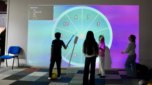 Kinderen spelen een interactief computerspel bij de Lichtpuntjes