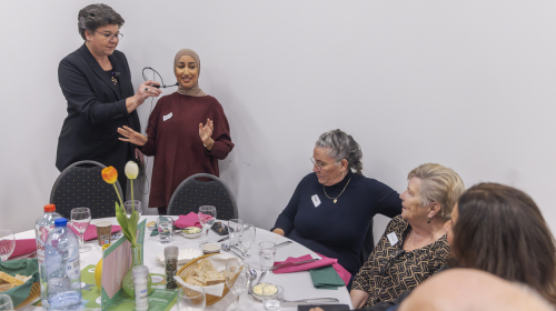 Arianne van der Rijst, manager Wijkontwikkeling & Innovatie in gesprek met wijkheld Fatima