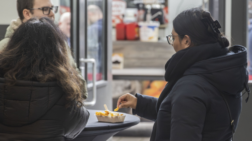 Feest Pegasus bewoners met elkaar in gesprek