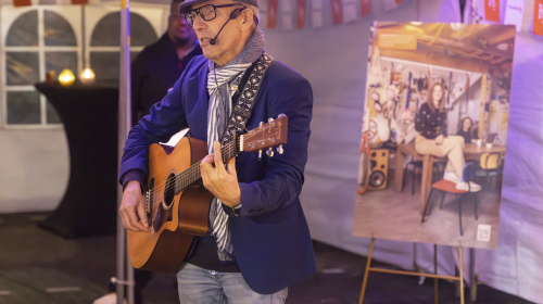 Gitarist bij aankomst ontmoetingsdiner