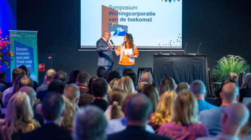 Jacques Thielen en dagvoorzitter Jessica Mendels op het podium