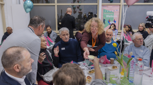 Collega Staedion serveert op het ontmoetingsdiner
