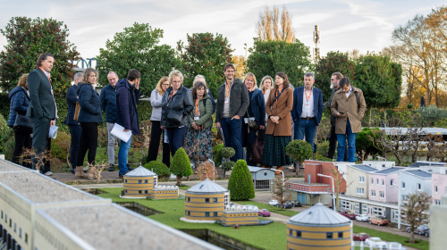 De deelnemers halen een frisse neus tijdens een rondje Madurodam 