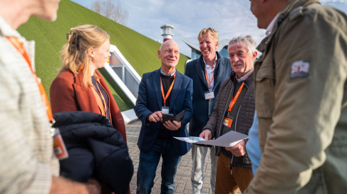 Genodigden beantwoorden vragen tijdens een rondje Madurodam