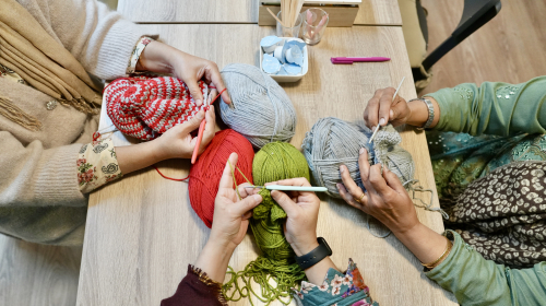 Handen die aan het haken zijn