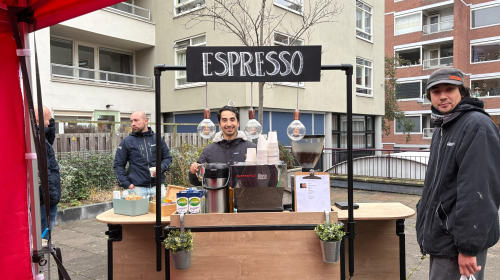 Bakkie koffie bij eindejaarsactie Lage Nieuwstraat