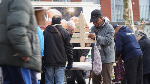 Bewoners halen de kerstboom op bij oliebollenactie