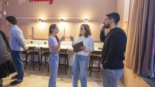 Collega Claudia in gesprek met studenten tijdens de opening van de studieruimte in De Struyck