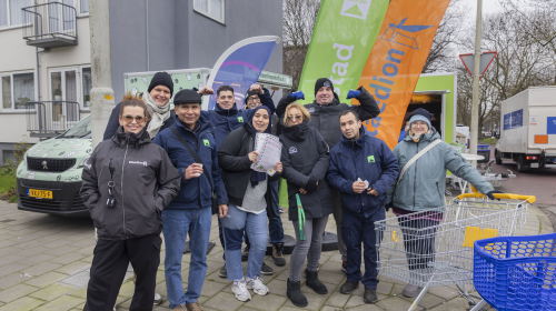 Groepsfoto opruimactie Morgenstond Haag Wonen, Hof Wonen en Staedion