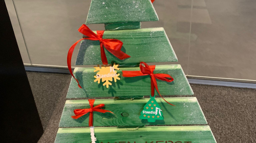 Prachtig versierde kerstboom van de oliebollenactie