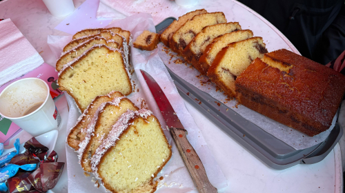 Zelfgebakken cake door bewoners Lage Nieuwstraat