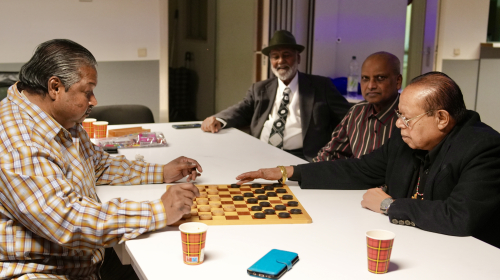 Bewoners spelen een spelletje dammen