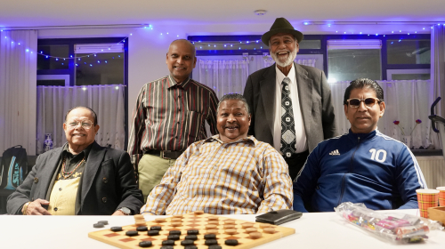 Vijf bewoners poseren voor de foto