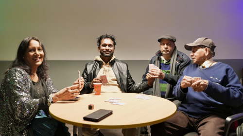 Bewoners drinken koffie met elkaar